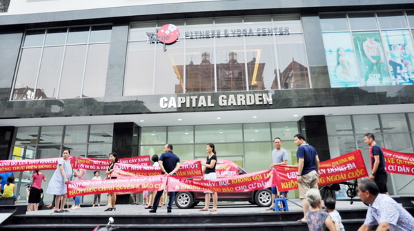 Cư dân chung cư Capital Garden (Trường Chinh) treo băng rôn yêu cầu đối thoại với chủ đầu tư. Ảnh: Chiến Công