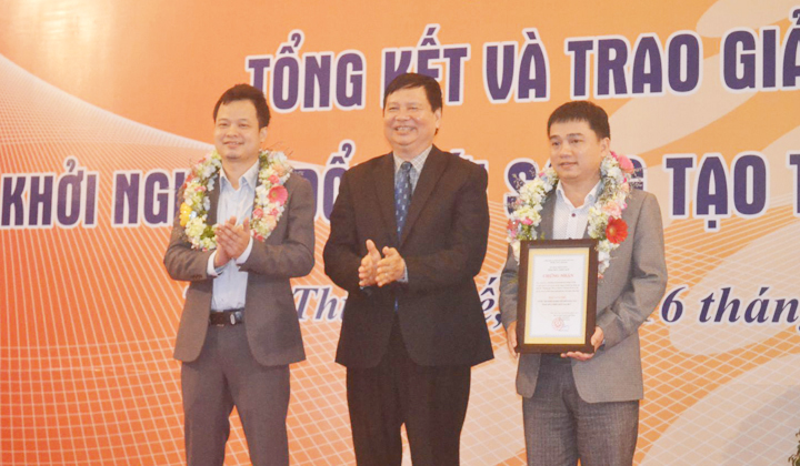 Phó Chủ tịch UBND tỉnh Thừa Thiên Huế Nguyễn Dung trao giải nhì cho dự án “Hệ thống xử lý khí thải NH3 tự động VGT01”