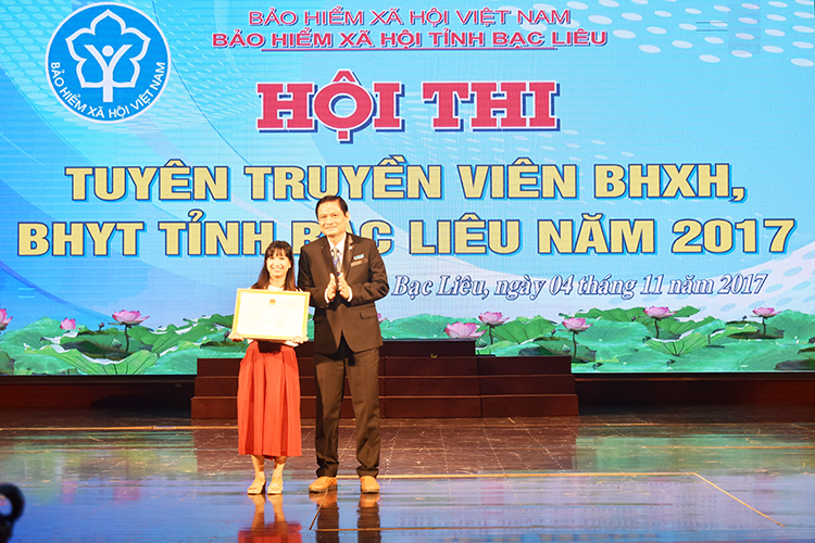 Ông Lê Danh Đấu, Phó Giám đốc BHXH tỉnh tặng giấy khen cho thí sinh tham gia hội thi tuyên truyền BHXH, BHYT năm 2017.