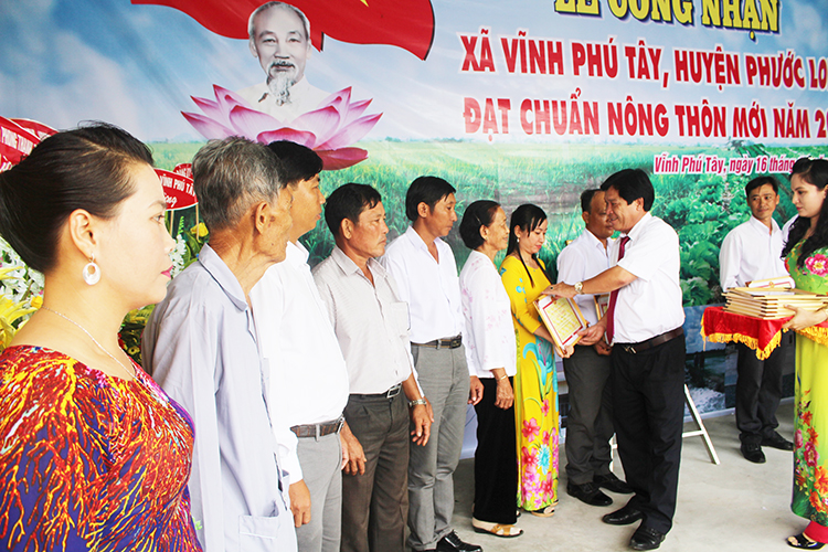 1.Ông Phạm Thanh Hải, Chủ tịch UBND huyện Phước Long khen thưởng các cá nhân có thành tích đóng góp cho xây dựng NTM.