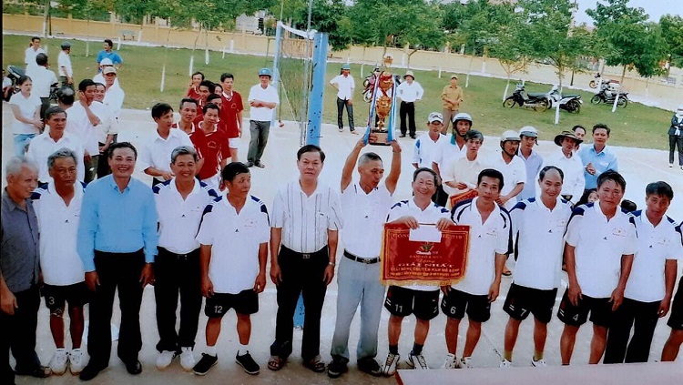 Nhiều năm qua, hoạt động thể dục - thể thao, văn hóa - văn nghệ trong cán bộ, CNVC luôn được Công ty cà phê 719 quan tâm. (Ảnh Giám đốc Cty trao giải cho đội vô địch bóng chuyền).