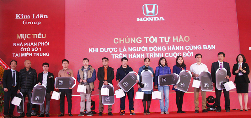 Quý khách hàng đầu tiên nhận xe và quà tặng từ Honda Việt Nam tại Hà Tĩnh.