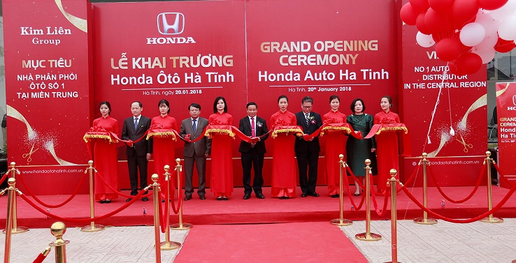 Lãnh đạo tỉnh Hà Tĩnh, Honda Việt Nam và Kim Liên Group cắt băng khánh thành Đại lý ô tô Honda Hà Tĩnh.