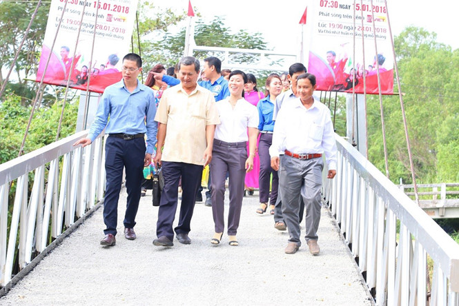 Hàng ngàn người dân Vĩnh Tân đã vui như tết khi đặt những bước chân đầu tiên trên cây cầu mới