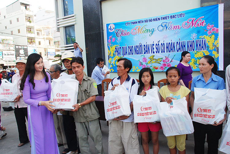 Bà Nguyễn Ngọc Thúy - Tổng Giám đốc Công ty XSKT Bạc Liêu trao quà tết cho các hộ bán vé số nghèo trên địa bàn TP. Bạc Liêu.
