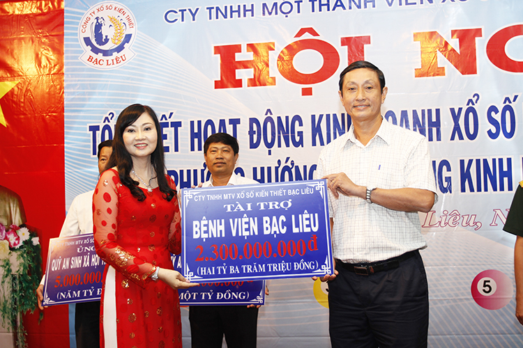  Bà Nguyễn Ngọc Thúy - Tổng Giám đốc Công ty XSKT Bạc Liêu trao tài trợ cho Quỹ An sinh và Bệnh viện Đa khoa tỉnh.