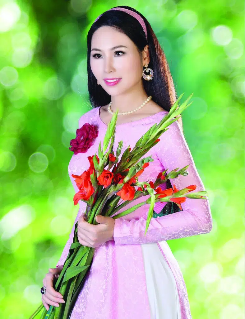 Người đẹp Nguyệt Trần tựa “nàng thơ” trong bộ sưu tập váy, áo dài ...