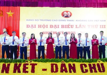 Đại hội Đảng bộ Trường Cao đẳng Than – Khoáng sản Việt Nam lần thứ III: Phát huy truyền thống “kỷ luật và đồng tâm” xây dựng Đảng bộ trong sạch, vững mạnh