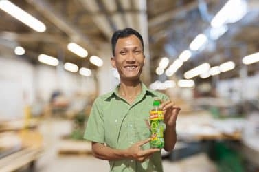 Uống Trà Xanh Không Độ, một công nhân ở Đồng Nai trúng 100 triệu đồng tiền mặt