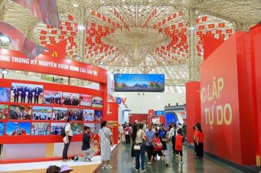 Triển lãm Thành tựu đất nước thu hút đông đảo người dân đến tham quan