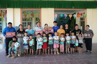 Hàng trăm nghìn sản phẩm dinh dưỡng Vinamilk được trao tặng cho bà con vùng bão lũ