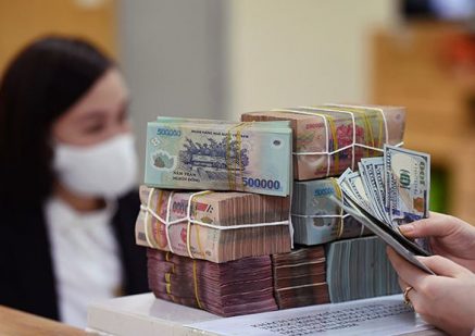 Biên lãi ròng ngân hàng tiếp tục chịu áp lực cuối năm