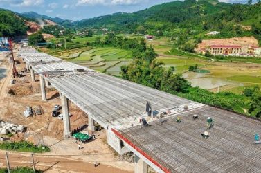 Hòa Phát cung cấp hàng nghìn tấn thép cường độ cao cho Long Thành, cao tốc, Aeon Mall và Vinhomes.