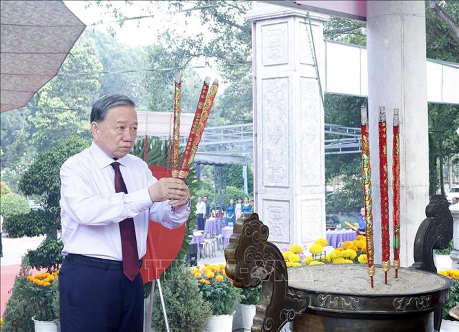 Tổng Bí thư, Chủ tịch nước Tô Lâm dâng hương tưởng niệm các Anh hùng liệt sĩ tại Tây Ninh