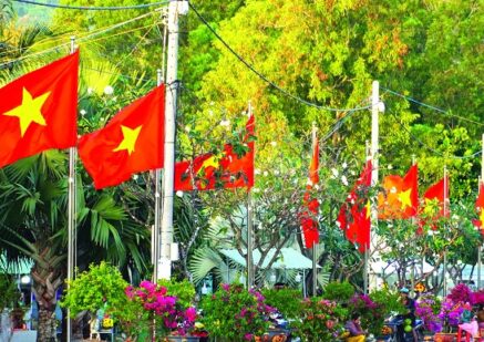 Tháng tư Tổ quốc đầy hoa