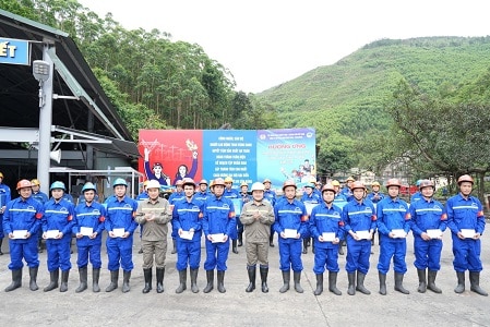 Chủ tịch Tổng LĐLĐ Việt Nam Nguyễn Anh Tuấn thăm, tặng quà công nhân lao động Công ty CP Than Vàng Danh