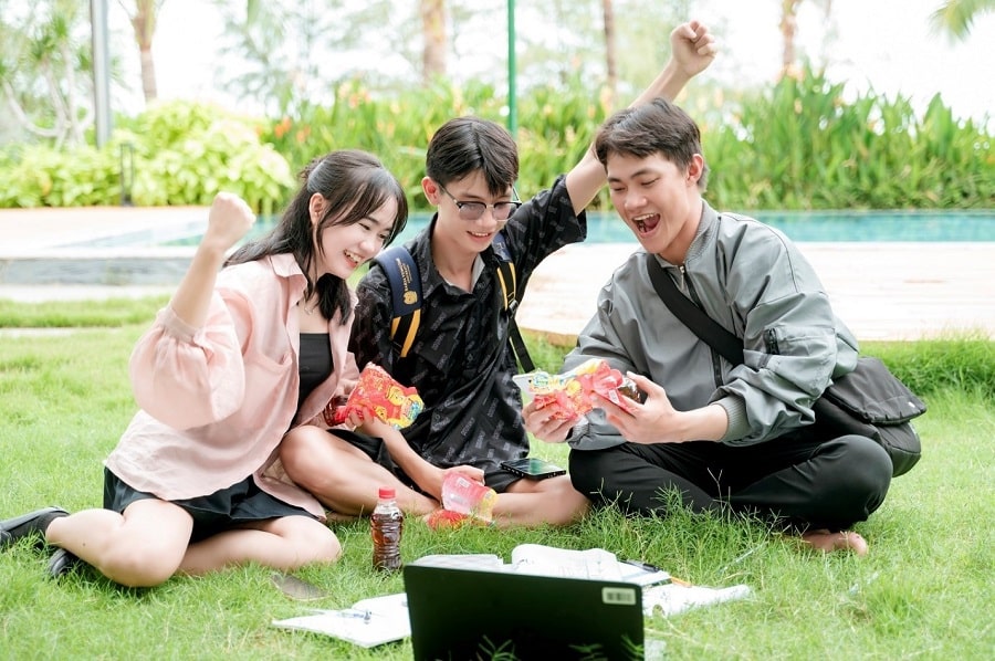 Từ quán nước ven đường đến văn phòng: Xu hướng xé nhãn chai nước lan rộng trong mùa hè