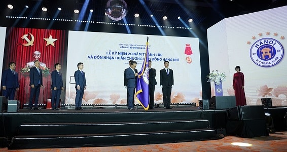 CLB bóng đá Hà Nội vinh dự đón nhận Huân chương Lao động hạng Nhì