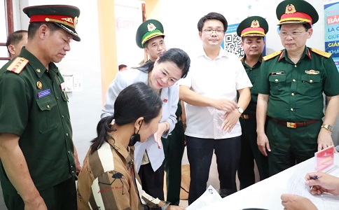 Hơn 600 người dân vùng biên giới Việt – Lào được khám, cấp thuốc miễn phí