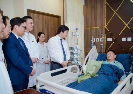 Lần đầu tiên bác sĩ điều khiển robot phẫu thuật cho bệnh nhân cách xa 1.700 km