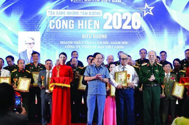 Doanh nhân Trần Lâm Hồ được trao tặng danh hiệu “Doanh nhân cống hiến vì cộng đồng”